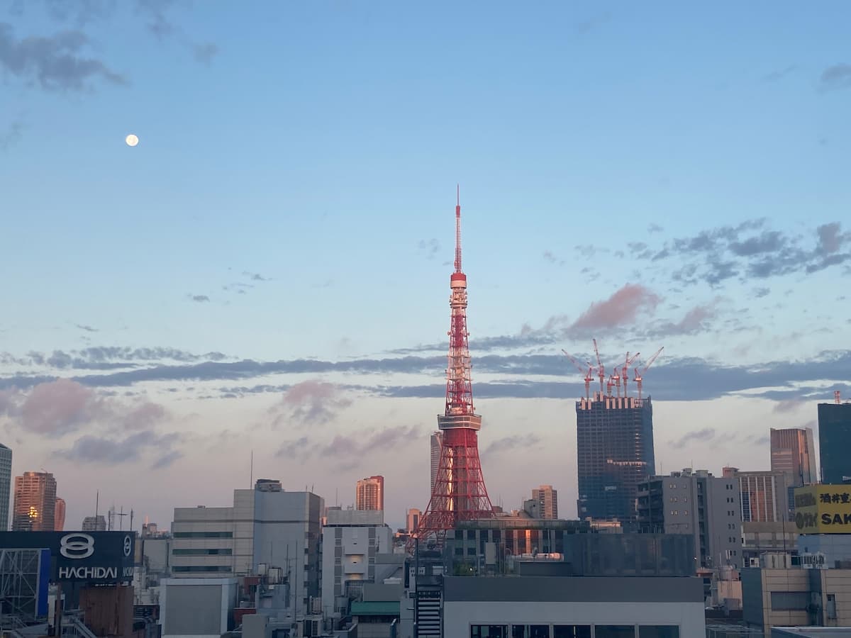 夜明けの空と東京タワー